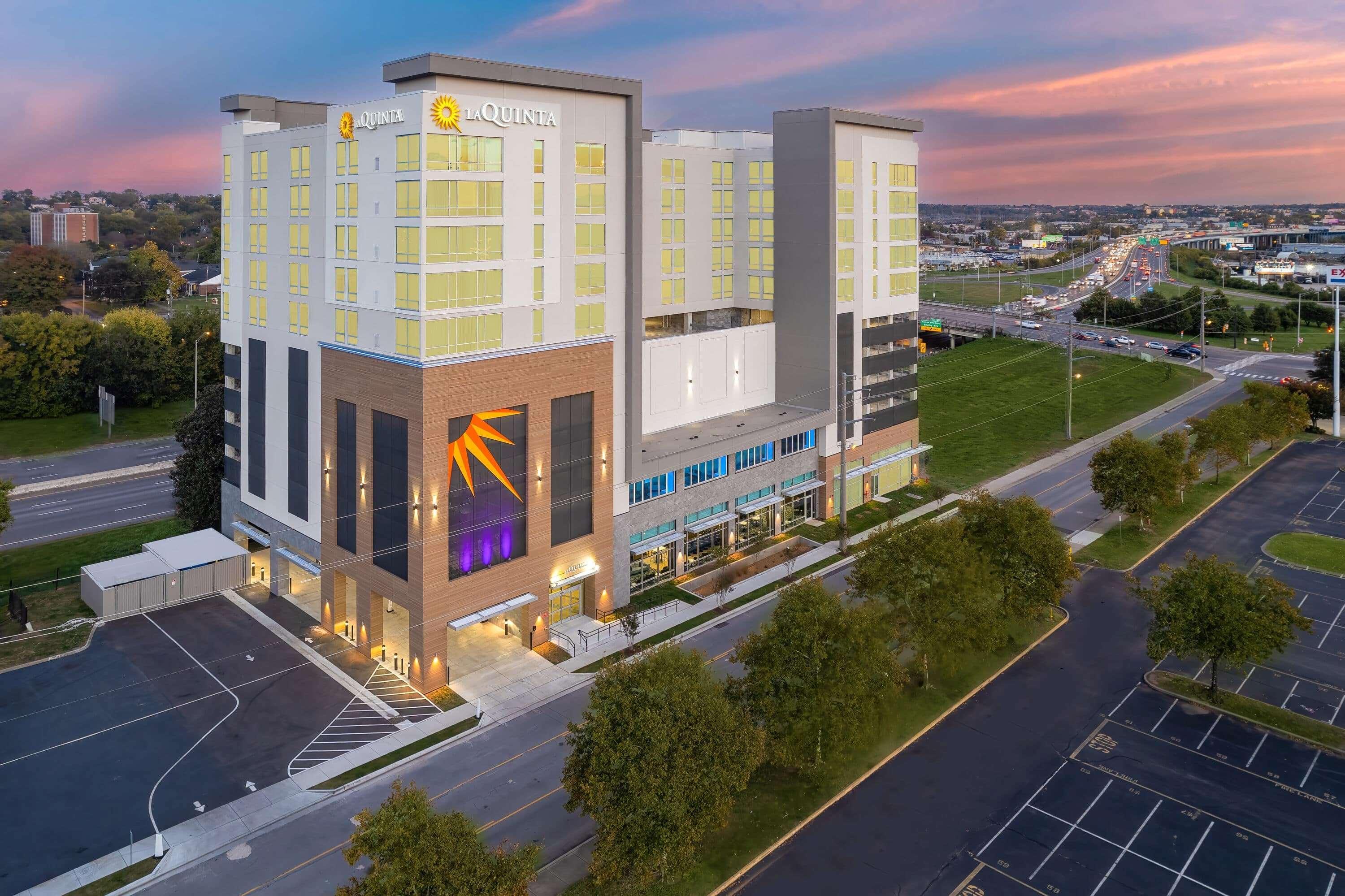 La Quinta Inn & Suites By Wyndham Nashville Downtown Stadium Εξωτερικό φωτογραφία